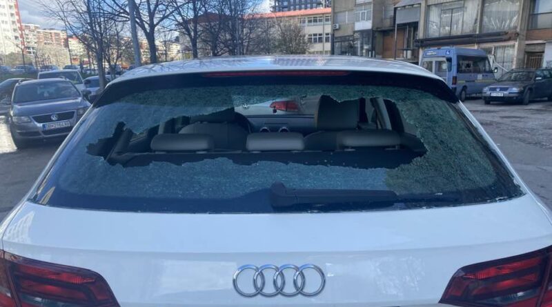 Gazetarja e RTK-së cak i sulmit, i thehet xhami i veturës