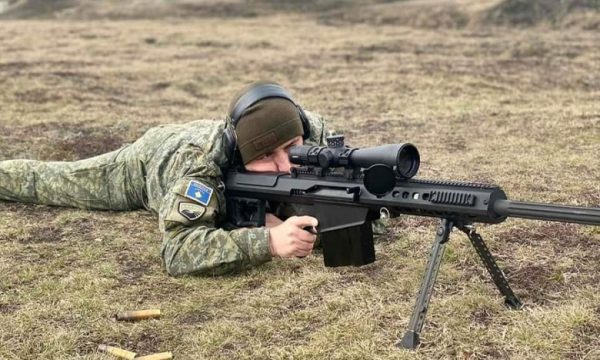 Shtohen operatorët me sniper të FSK-së
