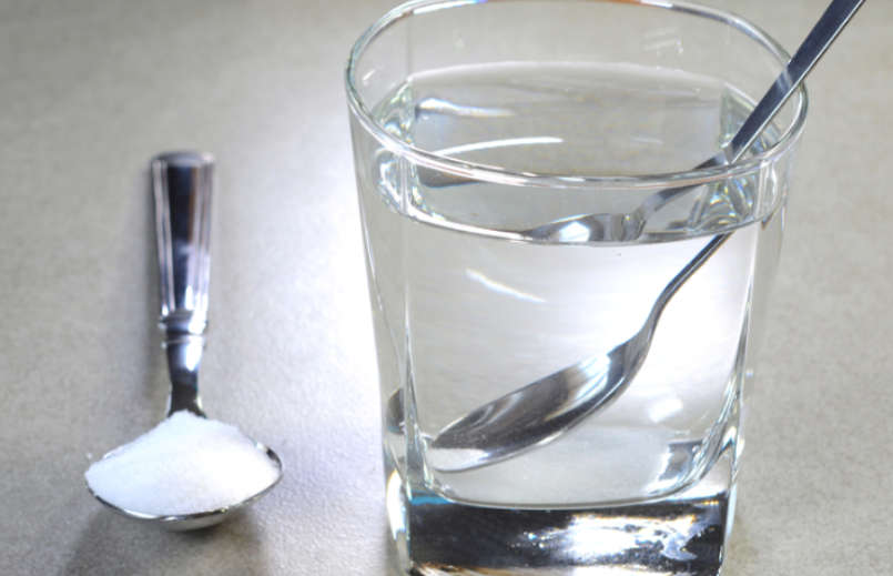 Pesë probleme shëndetësore me të cilat mund të ndihmojë uji i kripur