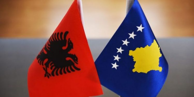 74 për qind e shqiptarëve duan krijimin e një shteti të përbashkët Shqipëri-Kosovë