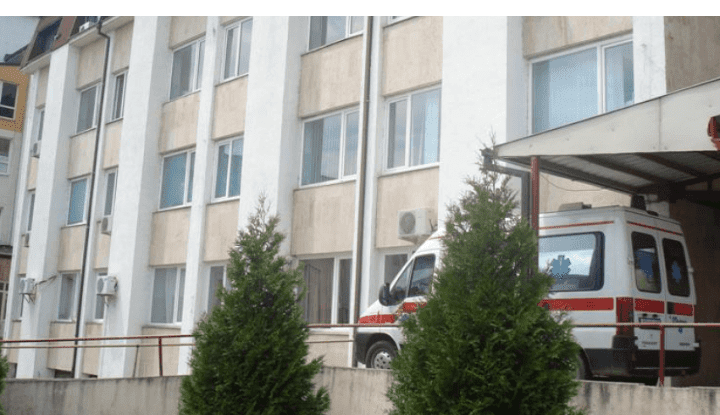 E rëndë në Gjakovë: Vajza 22-vjeçare tenton t’i jap fund jetës, dërgohet me urgjencë në spital