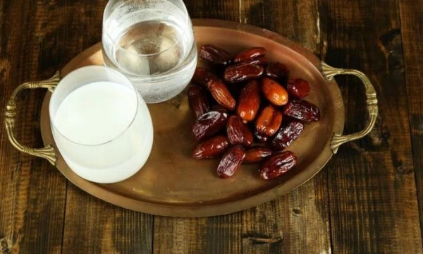 A humbni kilogramë gjatë Ramazanit, ja ҫfarë duhet të dini për ‘dietën’ e muajit të shenjtë?