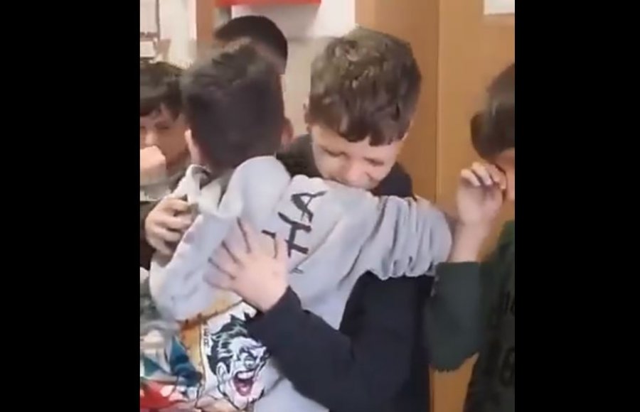 Emocionuese: Nxënësit përshëndeten me shokun e tyre që do të migrojë në Gjermani [VIDEO]