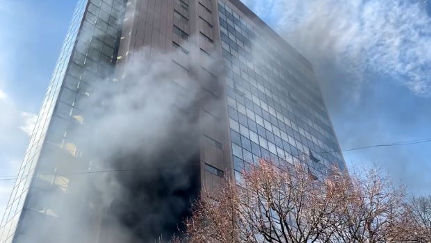 PSD hedh tym të zi mbi ndërtesën e Qeverisë së Kosovës