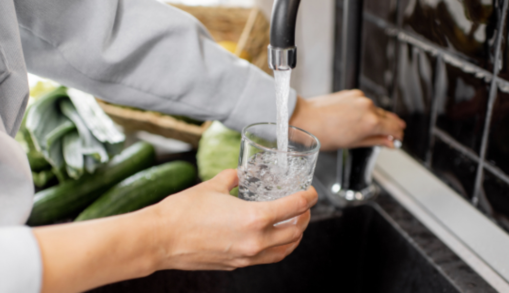 Pesë arsye pse pirja e ujit është thelbësore për shëndetin tuaj