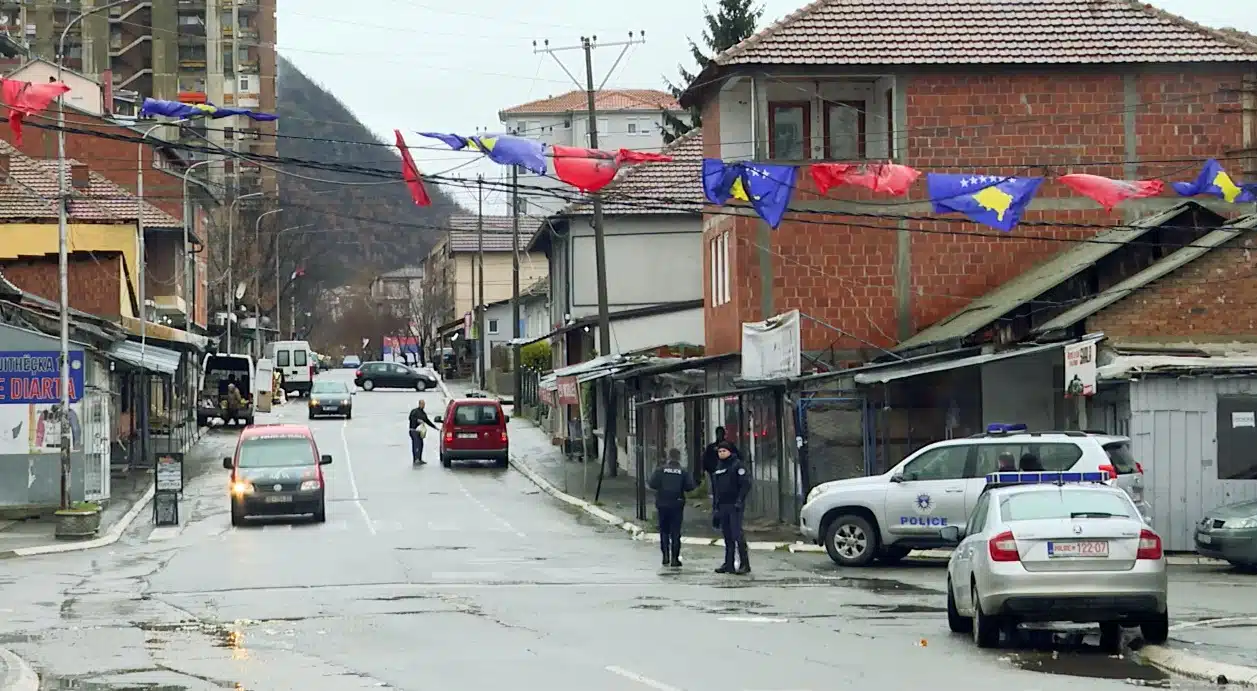 Mësohen emrat e vjedhësve serbë që thyenin kiosqet në Veri, Policia i ndoqi derisa i kapi pas një ore