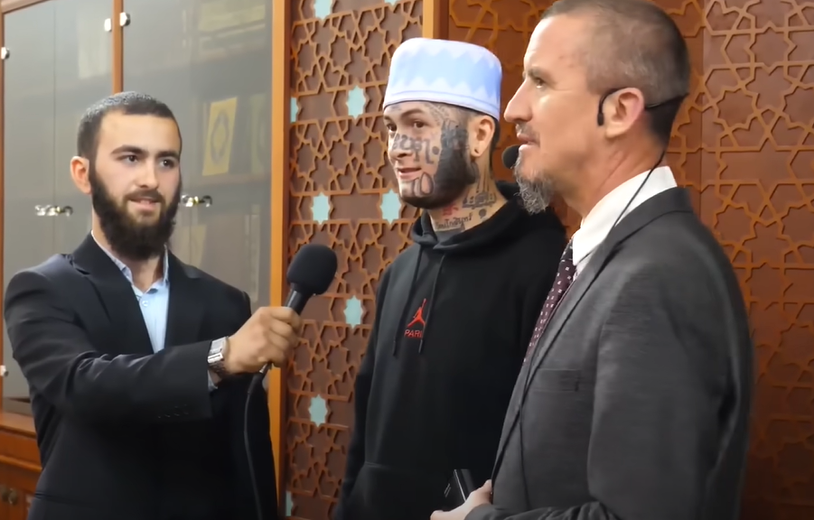 Në xhaminë e Tiranës, një shtetas amerikan konvertohet në mysliman – merr emrin Omer