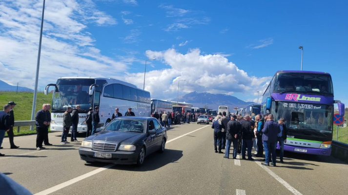 Bllokohet autostrada: Mijëra qytetarë drejt Prishtinës në përkrahje të krerëve të UÇK-së