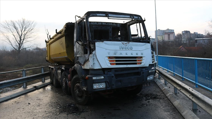 Raportohet se policia ka konfiskuar dy kamionë që u përdorën për barrikada në veri