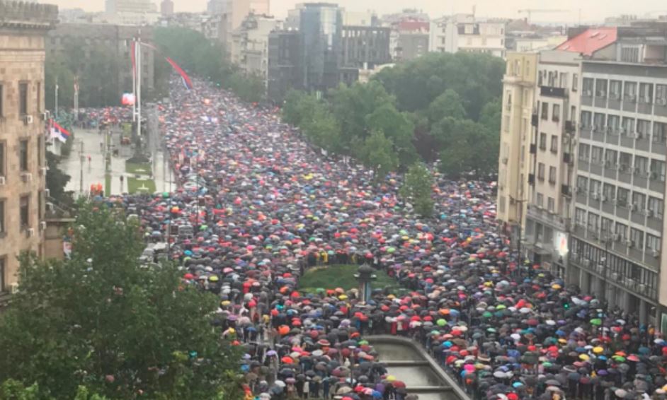 Po “vlon” Beogradi, sheshi mbushet me mijëra protestues kundër Vuçiqit