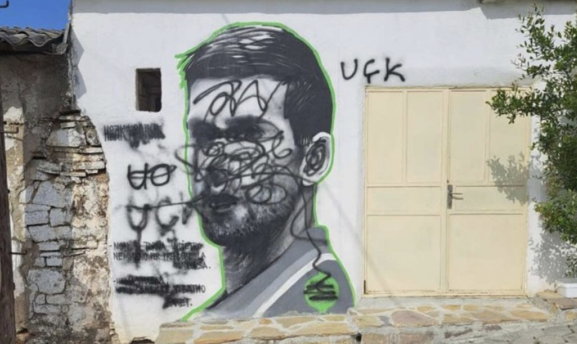 Shkatërrohet murali i Gjokoviqit në Rahovec