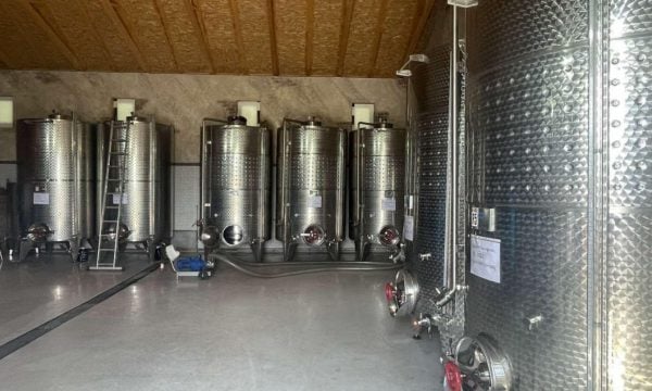 Dogana e Kosovës publikon video nga aksioni: Kapëm mbi 35 mijë litra pije alkoolike të prodhuara pa autorizim
