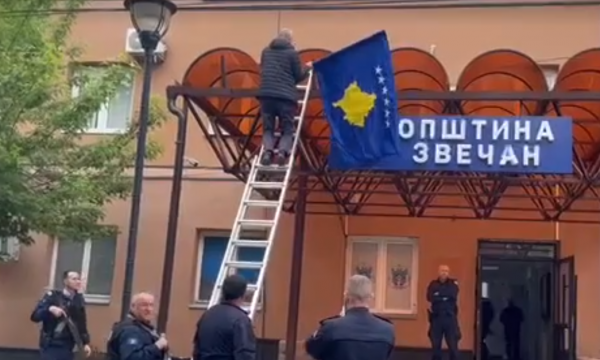 Largohen flamujt serbë nga objekti i Komunës së Zveçanit, vendoset ai i Republikës së Kosovës