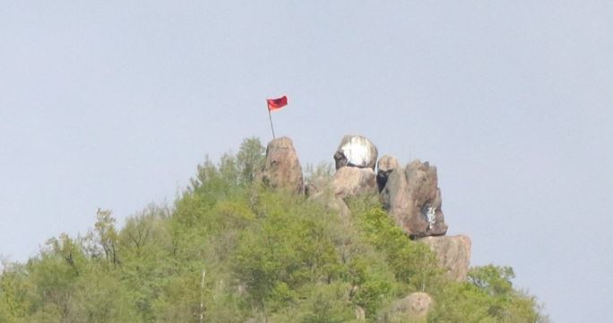 Një flamur shqiptar raportohet të jetë vendosur në një kodër mbi fshatin Grabovc të Zveçanit