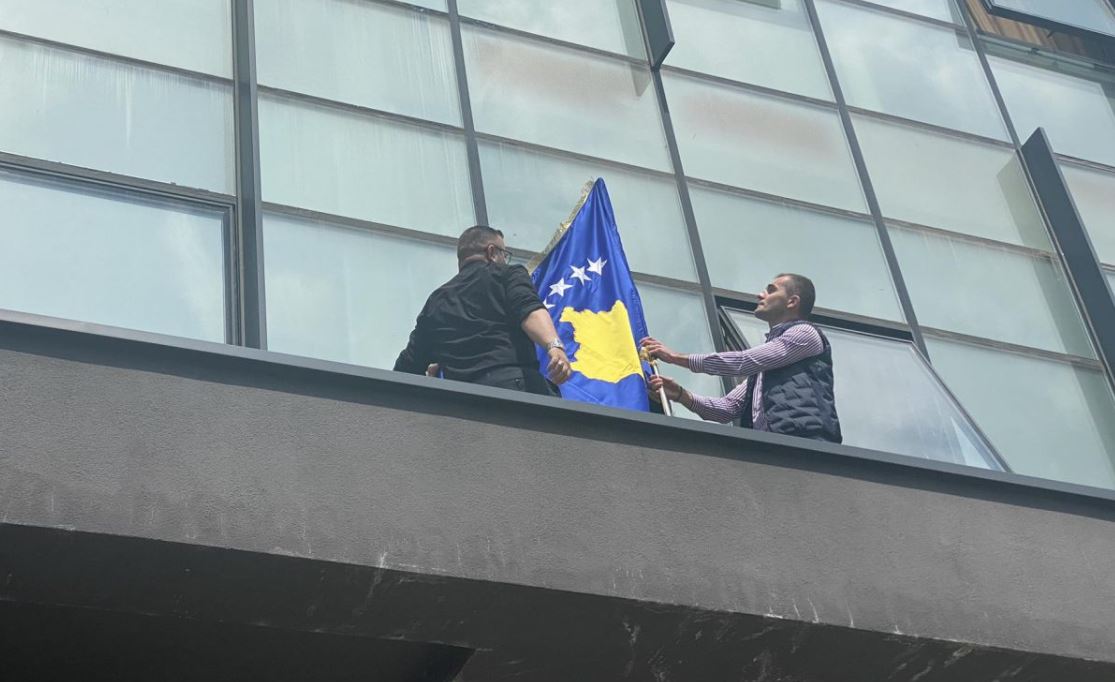 Flamurin në Mitrovicë të Veriut raportohet ta ketë ngritur stërnipi i Isa Boletinit