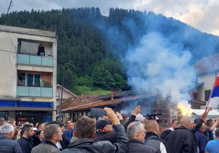 Momenti kur KFOR-i nis t’i shpërndajë serbët në Zveçan, s’pranuan ta lirojnë rrugën