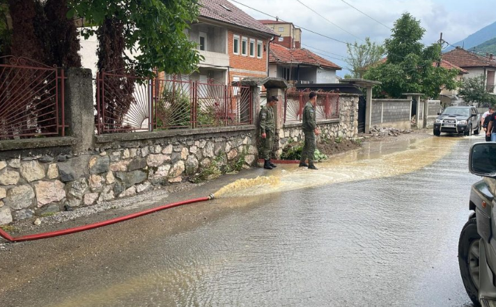 “Dëme në rrugë, ujë, rrymë” – FSK po ndihmon familjet në Pejë për t`u kthyer në gjendjen normale
