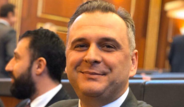 “Ka, ka dorëzim!”, Bajqinovci ironizon me ndalimin e djalit të Vuçiqit nga Policia e Kosovës