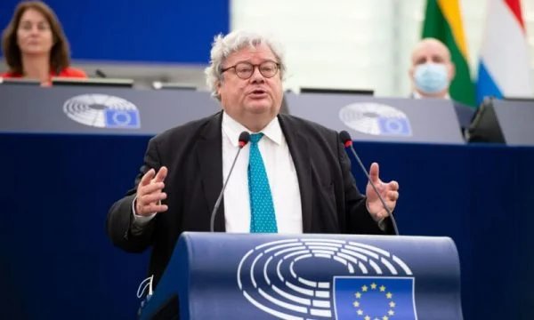 Sanksione ndaj Kosovës? Eurodeputeti gjerman: Çmenduri politike, shtetet anëtare ta ndalojnë këtë
