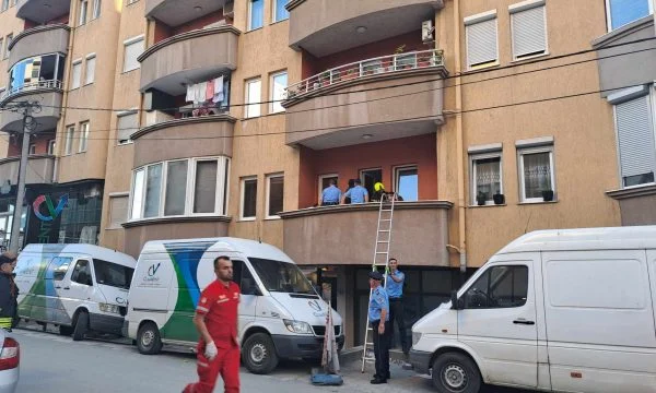 Gruaja në Fushë-Kosovë tentoi ta hedhë nga ballkoni djalin e saj 6-vjeçar, e shpëtojnë ekipet emergjente