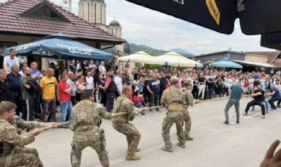 Momente relaksuese në Leposaviq: KFOR-i shtyhet me serbët në tërheqjen e litarit