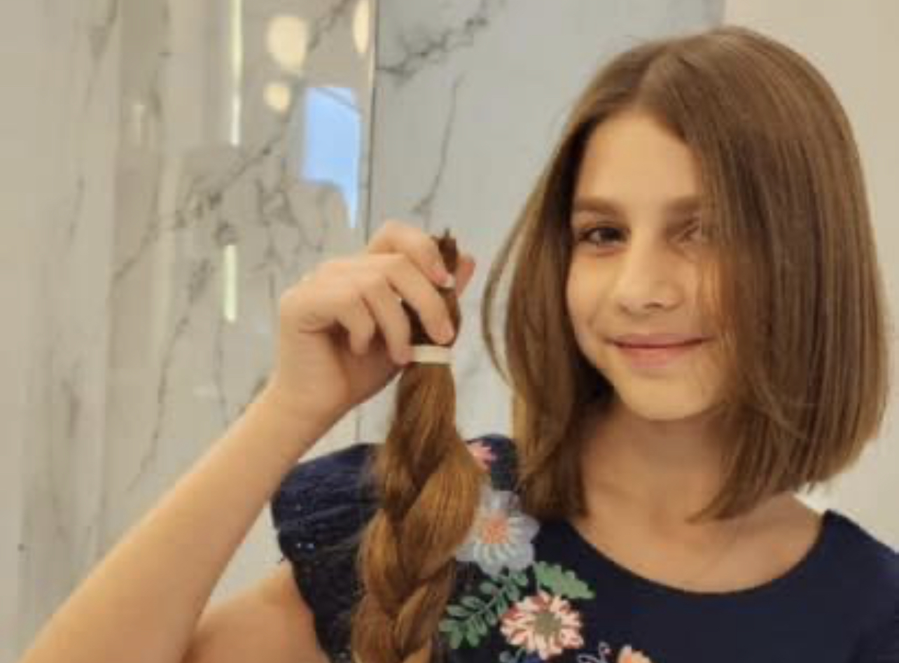 Vogëlushja nga Prishtina dhuron flokët për fëmijët që vuajnë nga kanceri