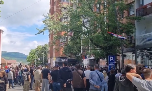 “Tradhti”, protestuesit serbë shëprthejnë me ofendime ndaj Vuçiqit në veri të Mitrovicës