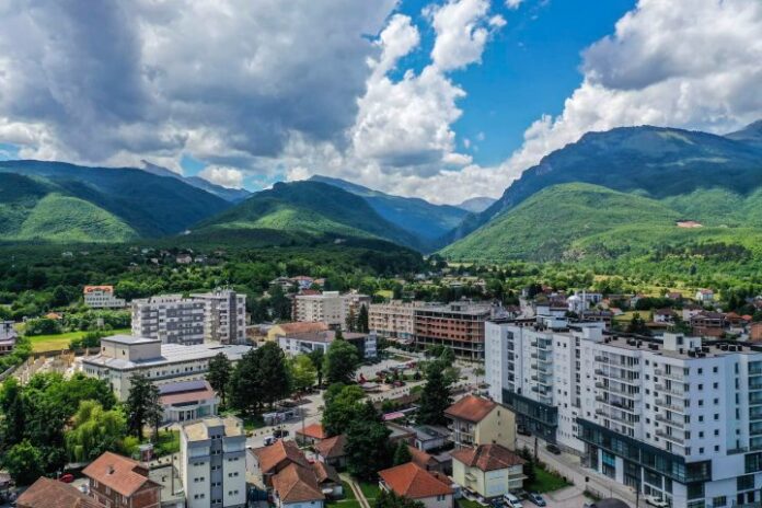 Komuna e Deçanit kishte ndarë bursa për ata që nuk ishin studentë e për punëtorin e komunës