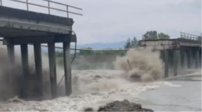 Reshjet e dendura, momenti kur shembet ura në Serbi