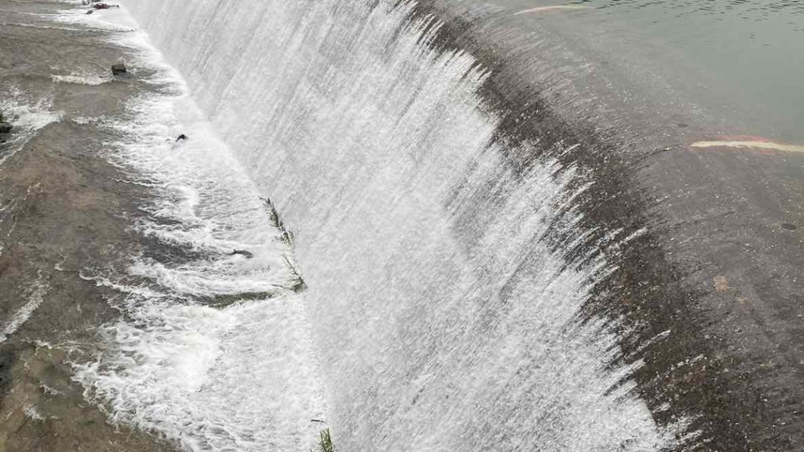 Si asnjëherë më parë, Liqeni i Badocit arrin nivelin maksimal me ujë