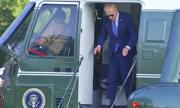 Nuk kanë fund incidentet për Joe Biden – pas rrëzimit, përplas kokën në helikopter