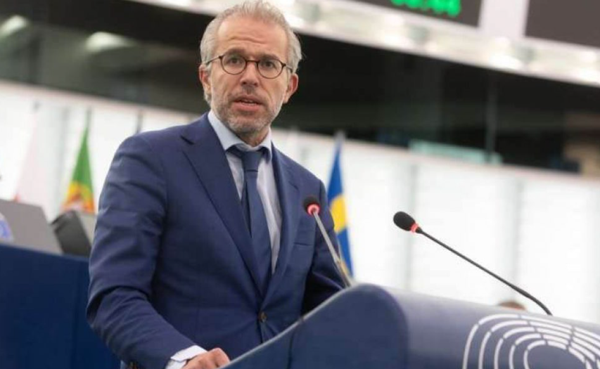 Eurodeputeti holandez ‘godet’ BE-në: Kosova po përpiqet të ruaj shtetin e së drejtës, qëndrimi ndaj Kurtit nuk justifikohet