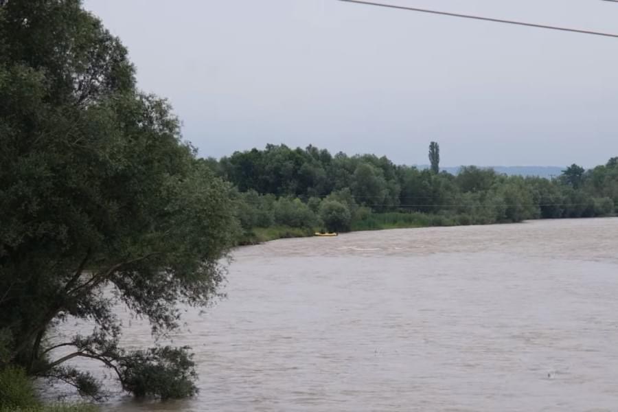 Gjendet një trup i pajetë në lumin Drini, dyshohet të jetë i gruas që u hodh nga ‘Ura e Fshajtë’