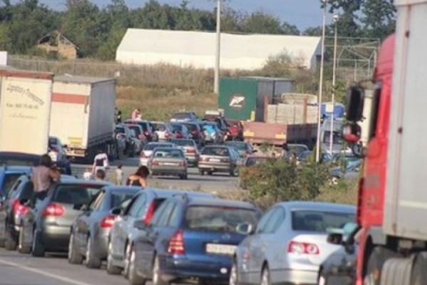 Kolona të gjata kah Dheu i Bardhë, pritjet deri në 4 orë