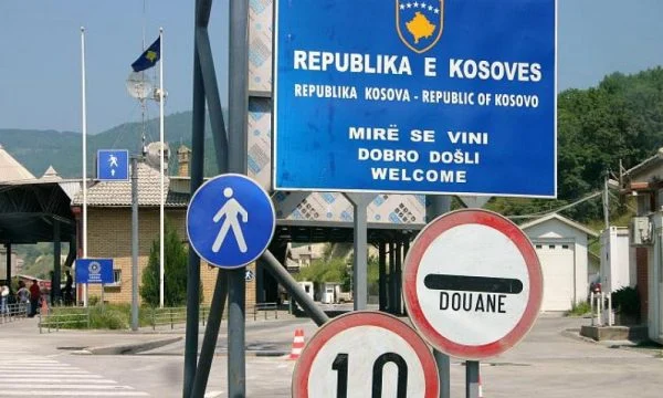 Vazhdojnë kolonat te Dheu i Bardhë, mbi një orë pritje për të hyrë në Kosovë