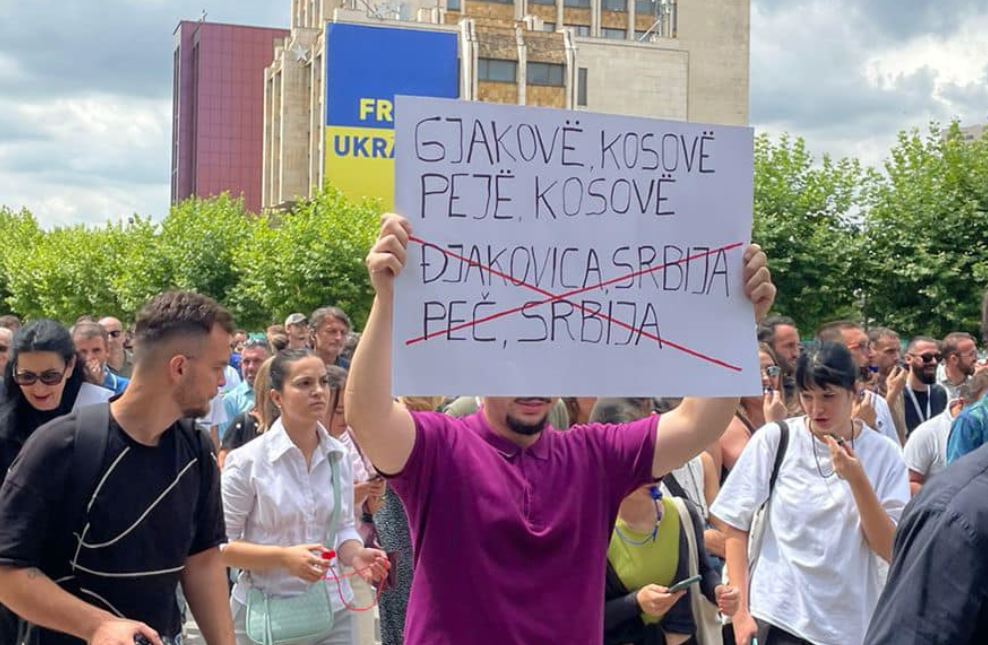 Militanti i VV-së tentoi ta pengojë protestën e gazetarëve