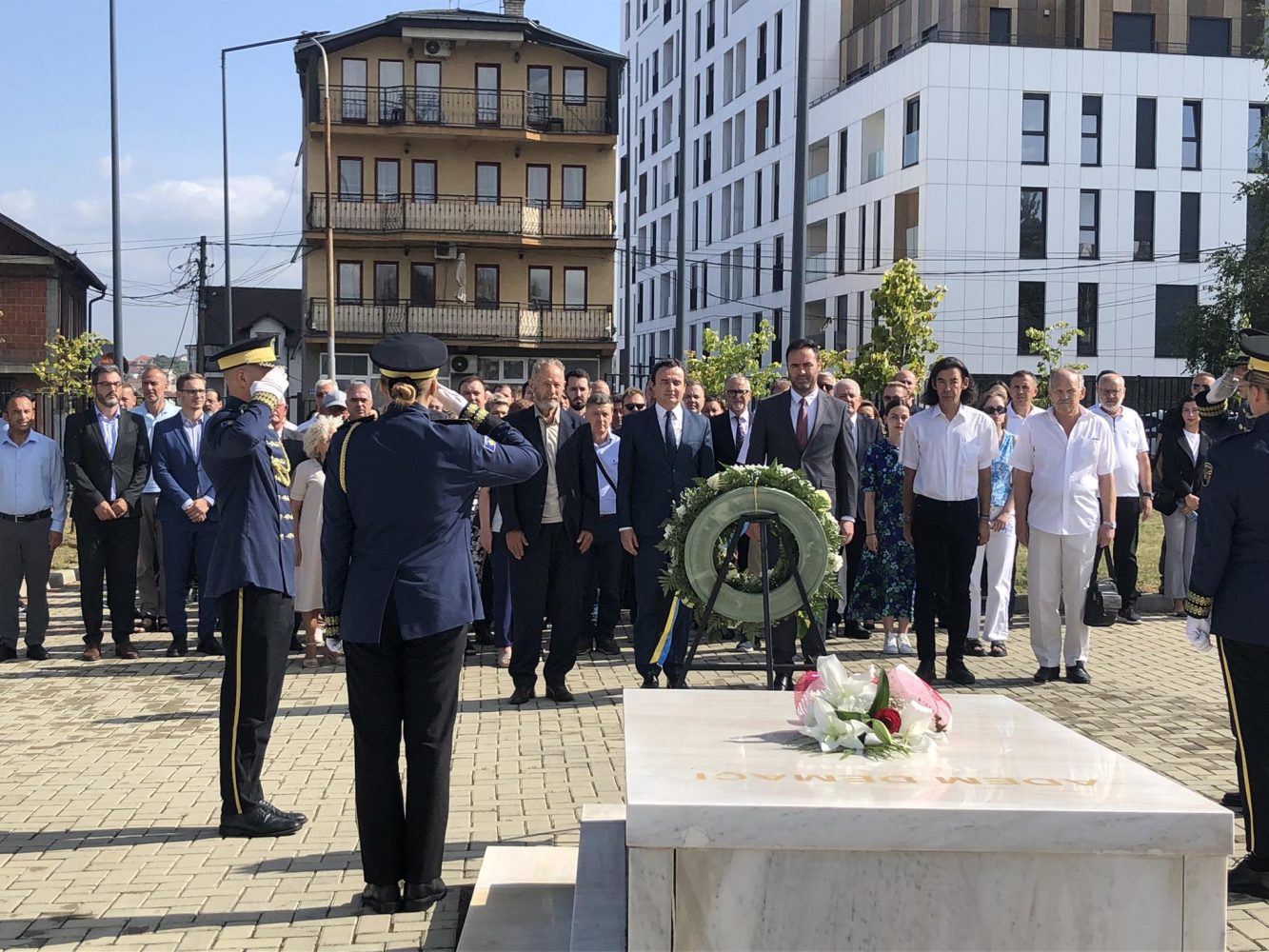 Kurti e Konjufca e nderojnë Adem Demaçin në pesëvjetorin e vdekjes