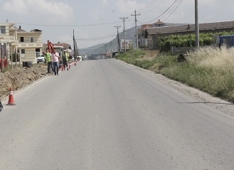 Aksident me lëndime të rënda te rruga e UÇK-së në Rahovec, motoçiklisti thyen këmbën e krahun