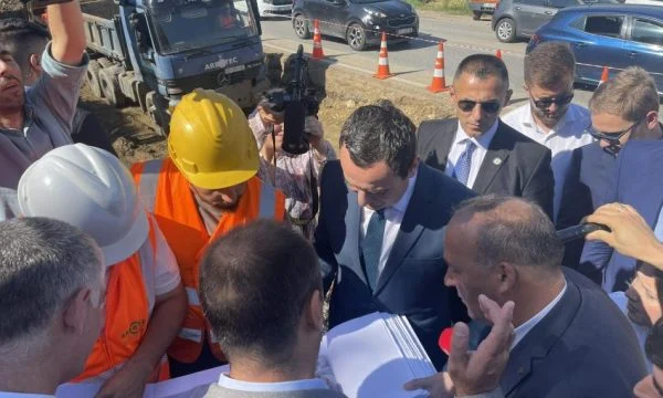 Kurti del në terren, inspekton fillimin e punimeve të rrugës Prishtinë-Podujevë