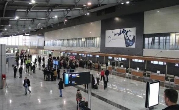 Shtetasi polak sulmon zyrtarët policorë në Aeroportin e Prishtinës, një rreshter përfundon në spital