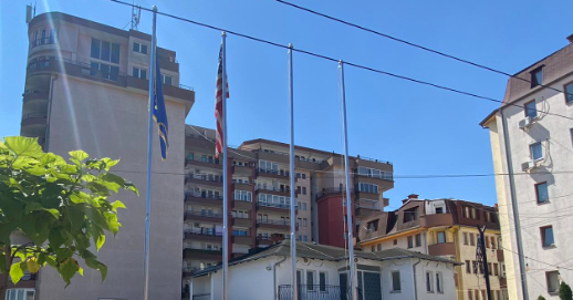 4 Korriku, ngritet flamuri amerikan në një xhami në Prishtinë (video)