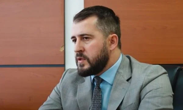 Akuza e Lushtakut për Kurtin: Fasadën kuq e zi, brendësinë me Serbi e Rusi