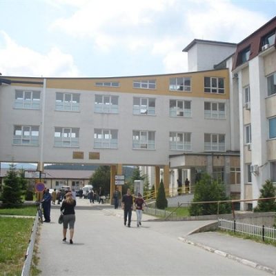 Përleshje me thika mes dy të miturve në Gjakovë, përfundojnë në spital