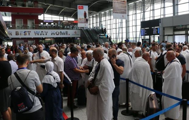 “Shumë të papërgjegjshëm”, haxhinjtë kosovarë ankohen: Kemi pasë m’u kthy sot