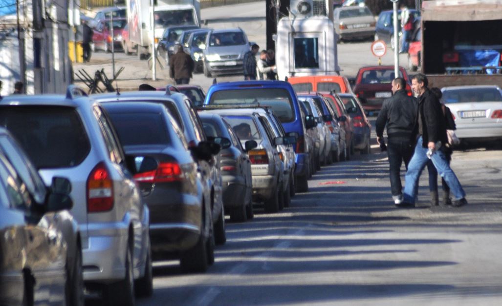 Vazhdon fluksi i mërgimtarëve: Kolona të gjata te Dheu i Bardhë, deri në dy orë pritje