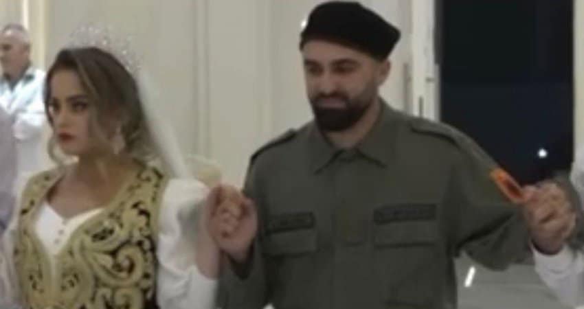 Djali i ish-ushtarit të UÇK-së martohet i veshur me uniformën e babait të tij – Pamje