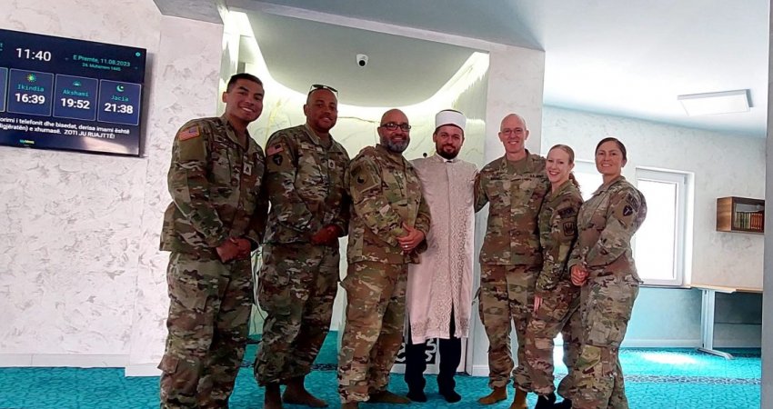 ‘E falënderoj Zotin që i kemi’, imami Maliqi pret ushtarakët amerikanë në xhami