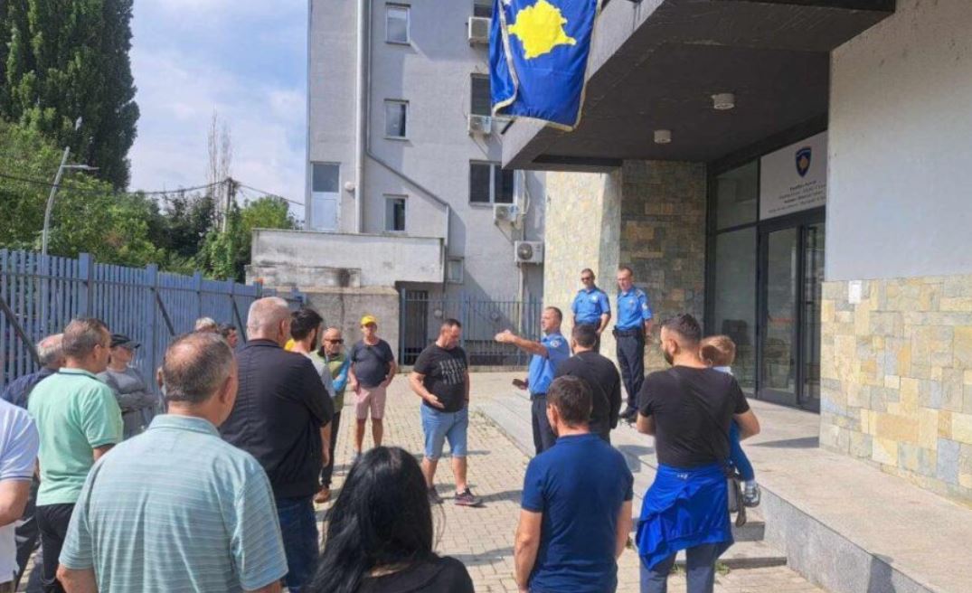 Protestë para komunës së Mitrovicës së Veriut