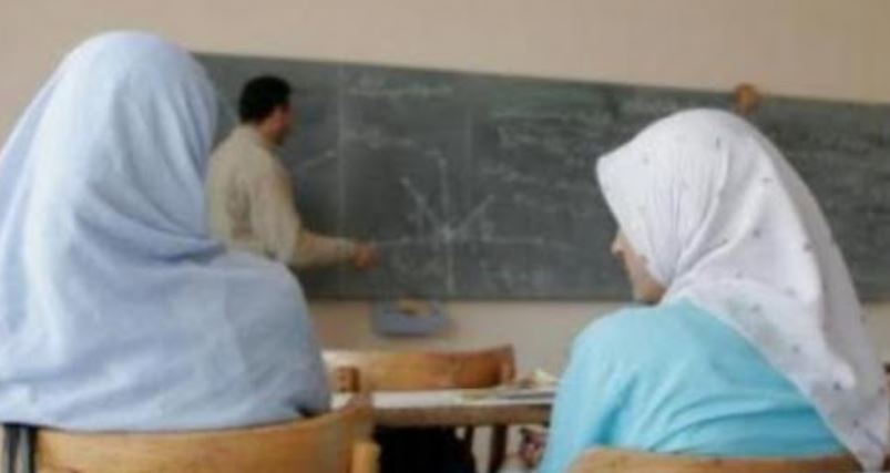Imami nga Kosova u bën thirrje vajzave të mbuluara: Mbajeni me krenari shaminë në shkollë