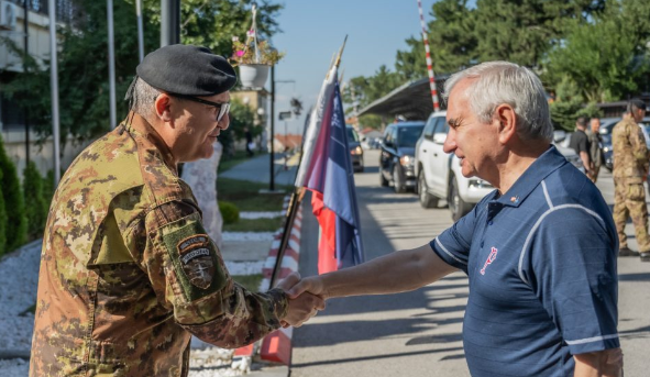Senatori amerikan takohet me komandantin e KFOR-it në Kosovë